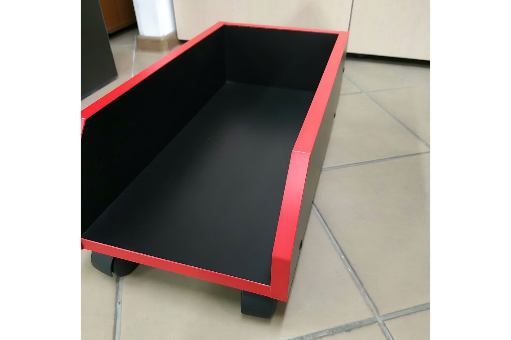 Подставка под системный блок, черная с красной кромкой