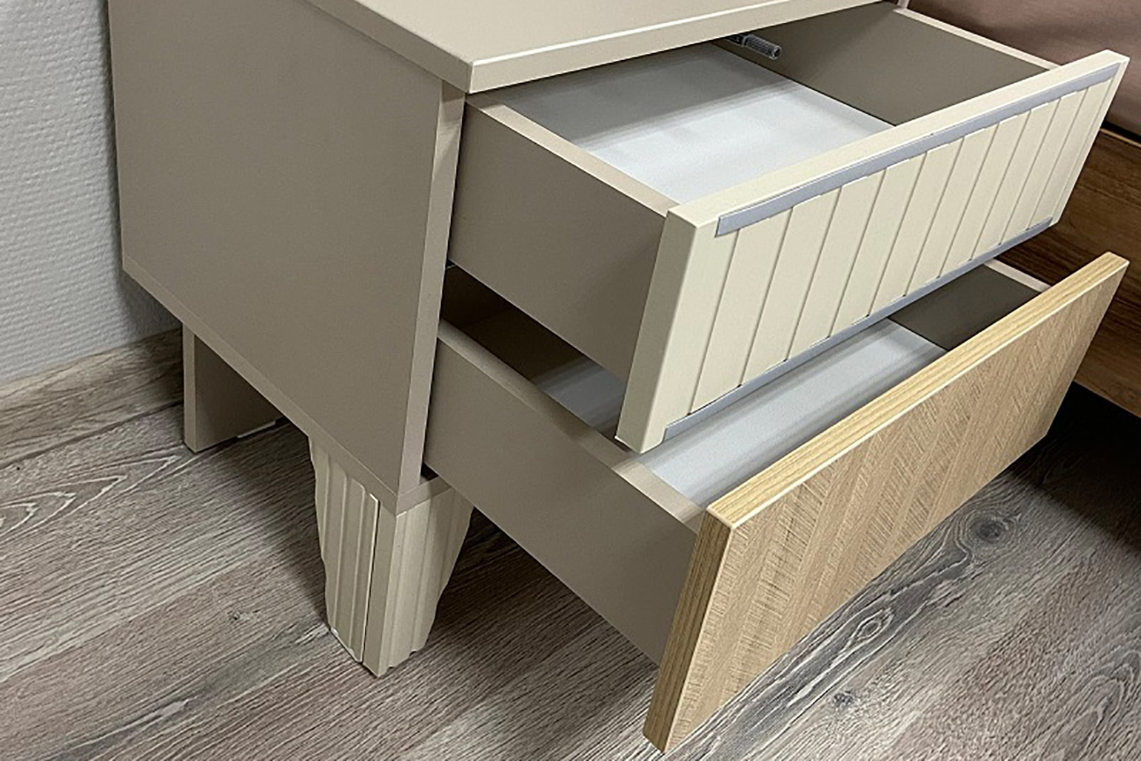 Тумба прикроватная на ножках Беатрис 3