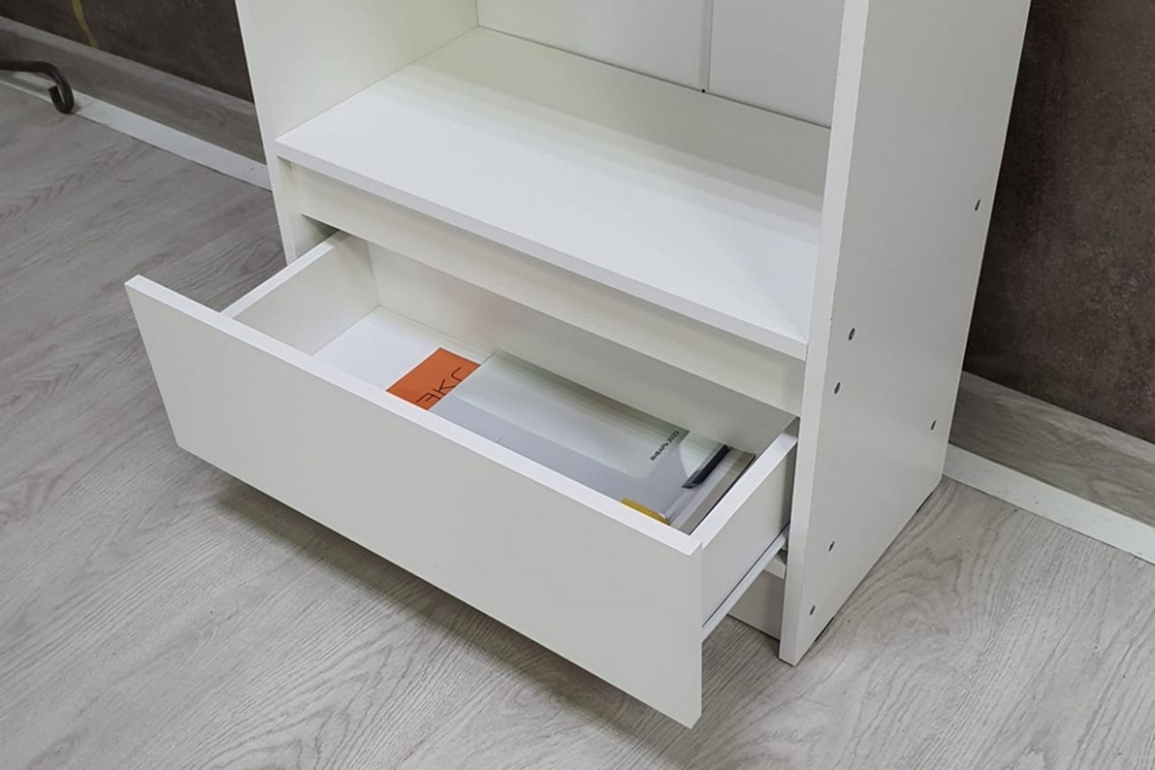 Сура Стеллаж с ящиком Белый