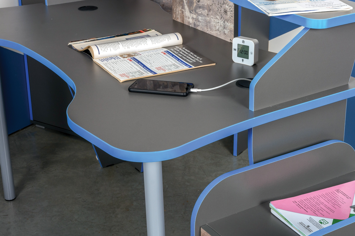 Индиго Компьютерный стол 12.61 с тумбой 10.94